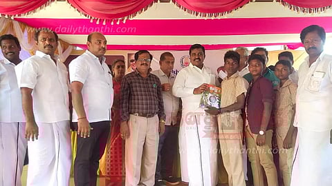 மாணவர்களுக்கு விலையில்லா நோட்டு, புத்தகங்கள்