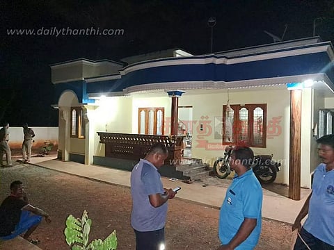 கருங்கல் அருகே கொத்தனார் வீட்டில் கதவை உடைத்து கொள்ளை முயற்சி