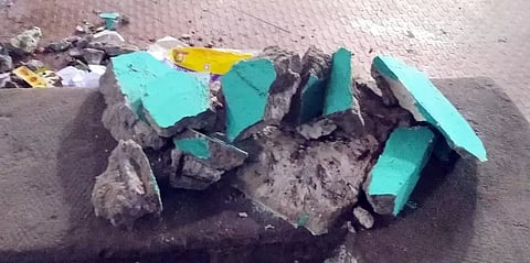 மேற்கூரை சிமெண்டு பூச்சு பெயர்ந்து விழுந்தது