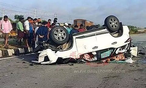 தறிகெட்டு ஓடிய கார், லாரி மீது மோதல்; 3 மாத குழந்தை, தாய் உள்பட 3 பேர் பலி