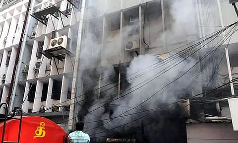 சவுகார்பேட்டையில் வணிக வளாகத்தில் தீ விபத்து - தீயணைப்பு வீரர்கள் 3 மணிநேரம் போராடி அணைத்தனர்