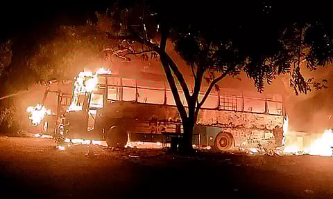 ஆர்.டி.ஓ. அலுவலகம் அருகே தீ விபத்து: பறிமுதலான 2 பஸ்கள் எரிந்து நாசம்