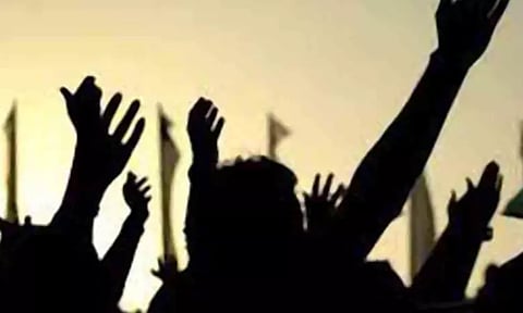 கும்மிடிப்பூண்டியில் எரிவாயு தகன மேடை அமைக்க கிராம மக்கள் எதிர்ப்பு - போலீசாருடன் வாக்குவாதம்