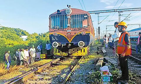 பொன்னேரி ரெயில் நிலையம் அருகே ரெயில் என்ஜின் தடம் புரண்டதால் பரபரப்பு - ரெயில் சேவை பாதிப்பு