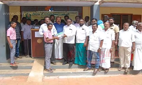 அரசு பள்ளியில் மாணவர்களுக்கு பாடப்புத்தகம்