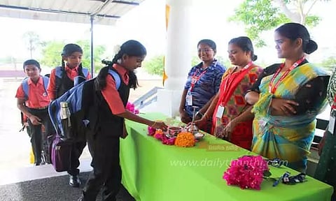 மாணவர்களுக்கு உற்சாக வரவேற்பு