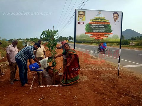 பாலக்கோடு அருகே சாலையோரம் மரக்கன்றுகள் நடும் பணி