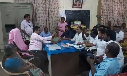 தொடக்கக்கல்வி அலுவலகத்தில் தர்ணா போராட்டம்