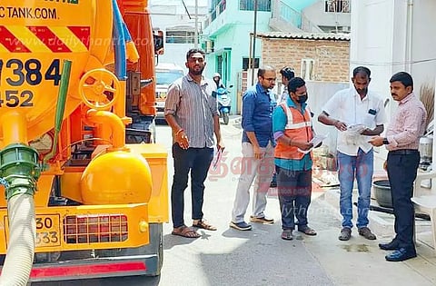 உரிமம் இல்லாமல் இயங்கிய கழிவுநீர் அகற்றும் வாகனம் பறிமுதல்