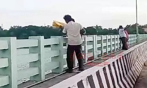 ஈரோடு கருங்கல்பாளையம் காவிரி ஆற்றில் கொட்டப்படும் இறைச்சி கழிவுகள் - நடவடிக்கை எடுக்கப்படுமா?