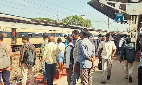 ஆந்திராவில் இருந்து சென்னை வரும்போது என்ஜின் பழுதால் நடுவழியில் நின்ற எக்ஸ்பிரஸ் ரெயில் - மின்சார ரெயில்கள் சேவை பாதிப்பு