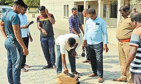 ஸ்ரீபெரும்புதூரில் ராஜீவ்காந்தி நினைவிடத்தில் கிடந்த சூட்கேசால் பரபரப்பு