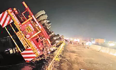 சூறாவளி காற்று வீசியதால் காற்றாலை இறக்கைகளுடன் பள்ளத்தில் கவிழ்ந்த லாரிகள்