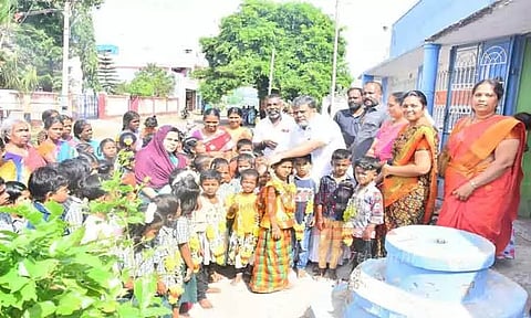 நகராட்சி பள்ளியில் மாணவ-மாணவிகளுக்கு மாலை அணிவித்து இனிப்புகள் வழங்கி வரவேற்பு