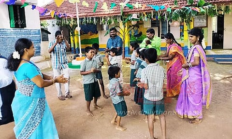பள்ளிக்கு வந்த குழந்தைகளுக்கு உற்சாக வரவேற்பு