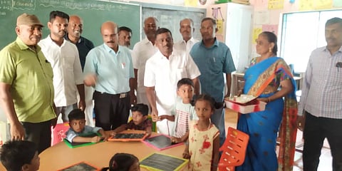 கோவில்பட்டியில் தொடக்க பள்ளிகள் திறப்பு:மாணவ, மாணவியருக்கு இனிப்பு வழங்கி வரவேற்பு