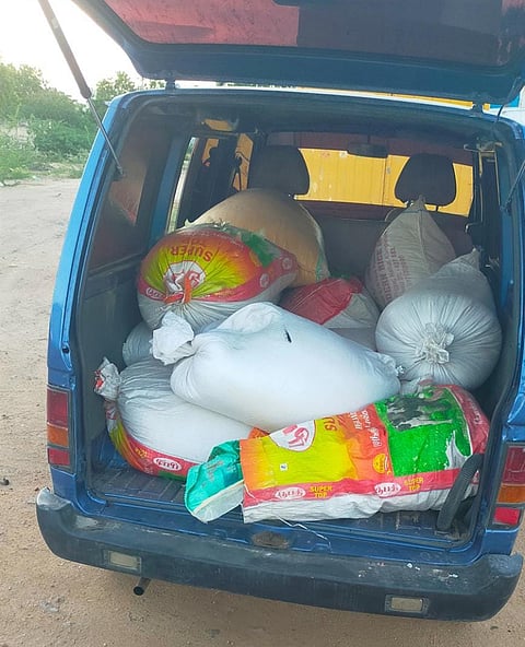 மினிவேனில் கடத்தப்பட்ட 640 கிலோ ரேஷன் அரிசி பறிமுதல்