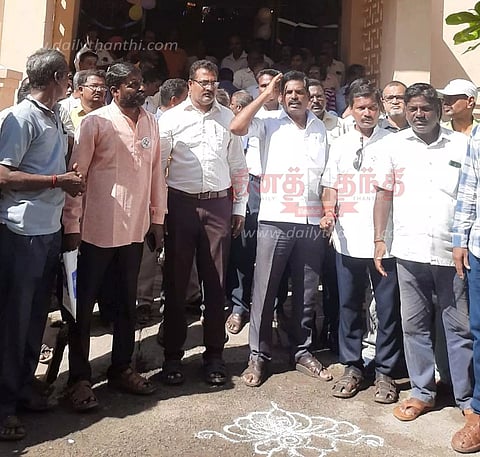 திரு.வி.க. பள்ளி முன்பு பெற்றோர்கள் போராட்டம்