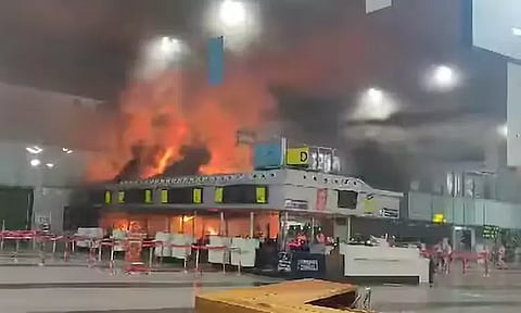 கொல்கத்தா சர்வதேச விமான நிலையத்தில் திடீர் தீ விபத்து..!!