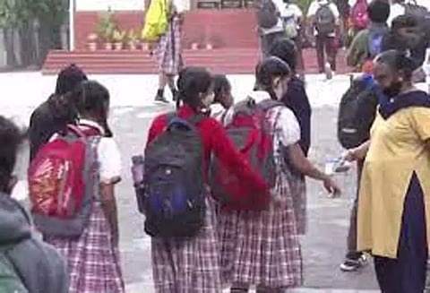 கோடை விடுமுறை நிறைவு- மாணவர்களை உற்சாகமாக வரவேற்க மாநகராட்சி ஏற்பாடு