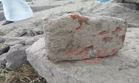 விஜய கரிசல்குளம் அகழாய்வில் கிடைத்த பழங்கால செங்கல்