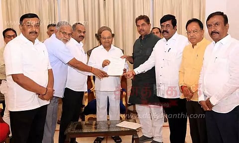 அதிகாரிகளுடன் சுர்ஜேவாலா ஆலோசனை; கவர்னரிடம் பா.ஜனதா தலைவர்கள் புகார்