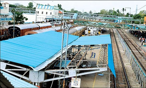 விழுப்புரம் ரெயில் நிலையத்தில் சூறைக்காற்றில் பறந்த மேற்கூரை: பயணிகள் அலறியடித்து ஓட்டம்