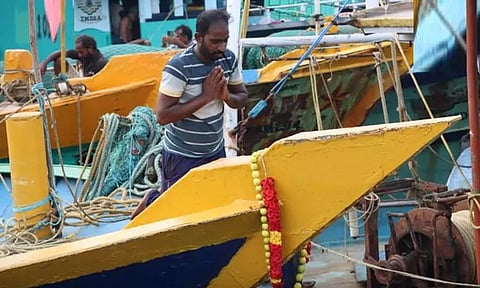 61 நாள் மீன்பிடி தடைகாலம் நிறைவு: படகுகளுக்கு பூஜை போட்டு ஆழ்கடலுக்கு மீன் பிடிக்க சென்ற மீனவர்கள்..!