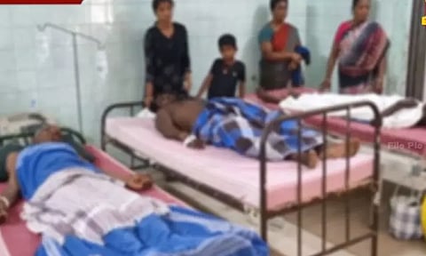 நாகையில் நடுக்கடலில் 2 விசைப்படகுகள் கடலில் கவிழ்ந்து விபத்து - 7 மீனவர்கள் மீட்பு