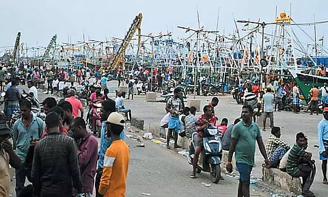 மீன்பிடி தடைக்காலம் நிறைவு - காசிமேடு மீன்பிடி துறைமுகத்தில் இருந்து ஆழ்கடலுக்குள் மீன்பிடிக்க சென்ற விசைப்படகு மீனவர்கள்