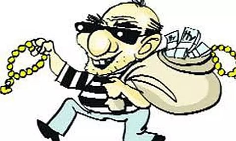 புதுக்கோட்டை அருகே பூட்டிய வீட்டில் நகைகள் திருட்டு