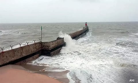 குஜராத்தில் பிபர்ஜாய் புயல் கரையை கடக்க தொடங்கியது