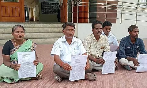 விழுப்புரம் கலெக்டர் அலுவலகத்தில் ஊராட்சி துணைத்தலைவர், உறுப்பினர்கள் திடீர் தர்ணா