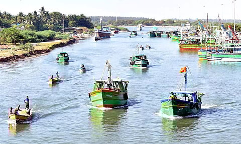 விசைப்படகுகளில் மீன்பிடிக்க உற்சாகத்துடன் கடலுக்கு சென்ற மீனவர்கள்