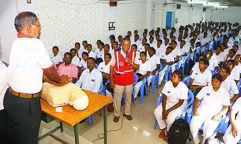 பெண் காவலர்களுக்கு முதலுதவி பயிற்சி