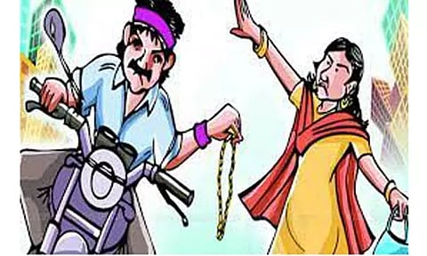 பெண் போலீஸ் ஏட்டு அணிந்திருந்த 3½ பவுன் செயின்பறிப்பு