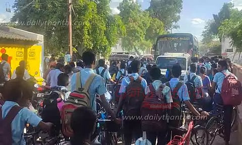 போக்குவரத்து நெரிசலால் மாணவர்கள் அவதி