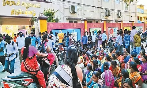 திருவேற்காடு நகராட்சி அலுவலகம் முன்பு துப்புரவு பணியாளர்கள் சாலை மறியல்