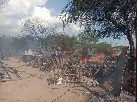 மின்கசிவு காரணமாக 11 கூரை வீடுகள் சாம்பல்