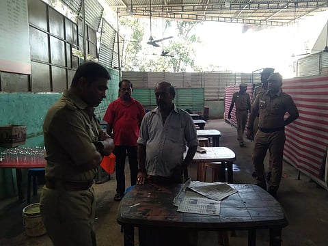 டாஸ்மாக் பார்களில் போலீஸ் சூப்பிரண்டு அதிரடி சோதனை தக்கலையில் பரபரப்பு