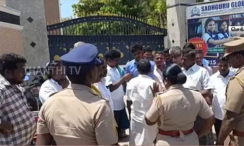 கட்டிய பணத்தை முழுமையாக திருப்பி தராத பள்ளி நிர்வாகம்... தீக்குளித்த தாய் - அதிர்ச்சி சம்பவம்