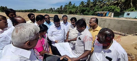 குடமுருட்டி ஆற்றில் தடுப்பணை கட்டும் பணி