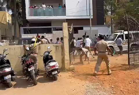 நடிகை சுமலதா மகனின் திருமண விருந்து நிகழ்ச்சியில் போலீஸ் தடியடி