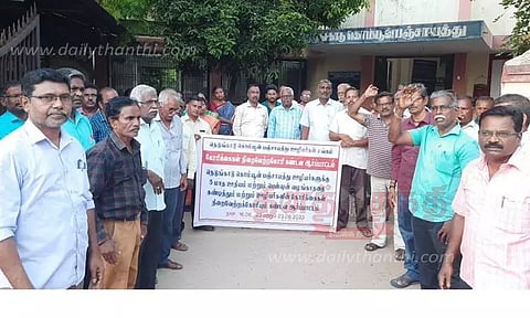 நிலுவை சம்பளம் கேட்டு ஊழியர்கள் ஆர்ப்பாட்டம்