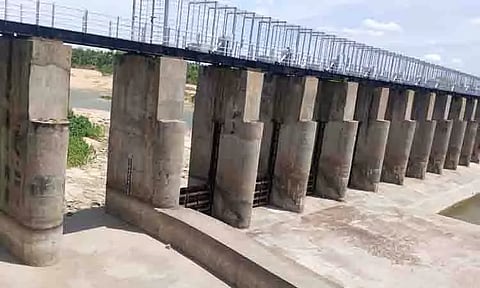 செட்டிப்பாளையம் கதவணை தண்ணீரின்றி வறண்டது