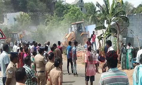 அம்மாபேட்டை அருகே ஆக்கிரமிப்பு வீடுகள் இடித்து அகற்றம்; அதிகாரிகளை பொதுமக்கள் முற்றுகையிட்டதால் பரபரப்பு