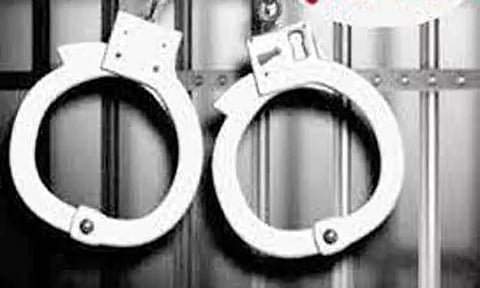 பல்வேறு வழக்குகளில் தொடர்புடைய 2 பேர் மீது குண்டர் சட்டம் பாய்ந்தது