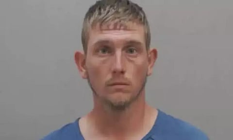 அமெரிக்கா: 3 மகன்களை சுட்டுக்கொன்றுவிட்டு போலீஸ் வரும் வரை வீட்டின் படிக்கட்டில் அமர்ந்திருந்த தந்தை