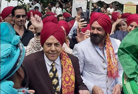 நடிகர் தர்மேந்திரா தனது பேரன் திருமண ஊர்வலத்தில் உற்சாக நடனம்