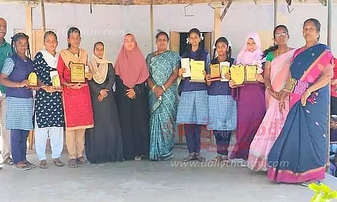 அரசு பொதுத்தேர்வில் அதிக மதிப்பெண் பெற்ற மாணவிகளுக்கு பாராட்டு